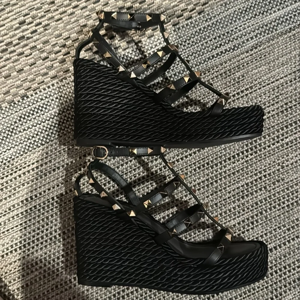 Valentino Garavani Rockstud NWOT ankle strap wedge sandal - Picture 11 of 16